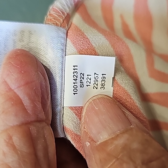 ALFANI Women's 2X blouse. Peachy coral‎ color animal print. Cuff sleeves. Button - Picture 9 of 9